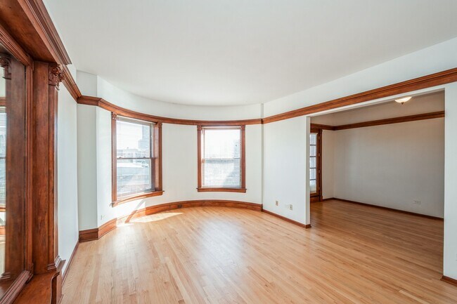 Building Photo - 4012 N Sheridan Rd