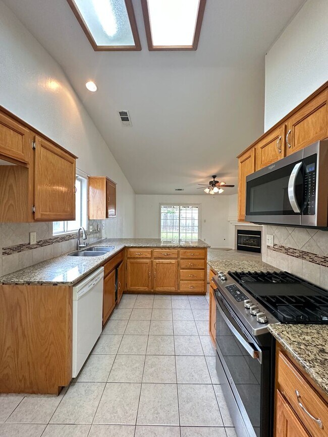 Foto del edificio - Comfortable Home For Rent