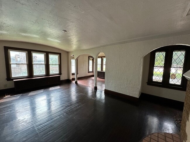 Building Photo - 1818-1820 E Newberry Blvd