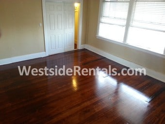 Primary Photo - 1021 S Park View St
