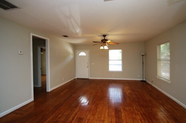 Foto del edificio - Great Three Bedroom House in Hyde Park Are...