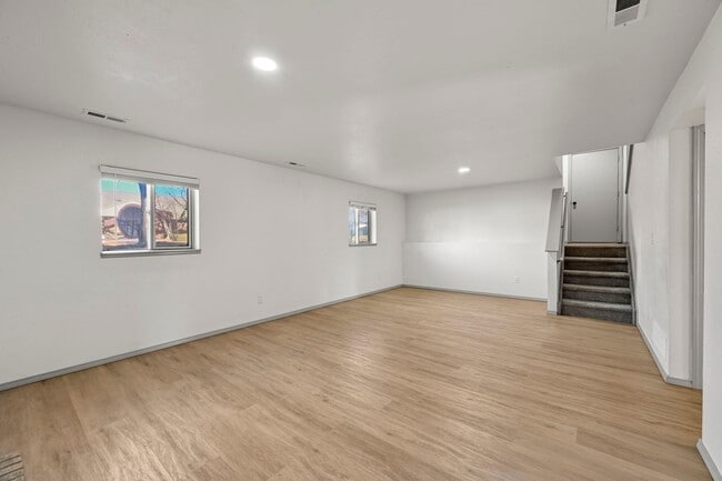 Building Photo - 330 Putnam Dr