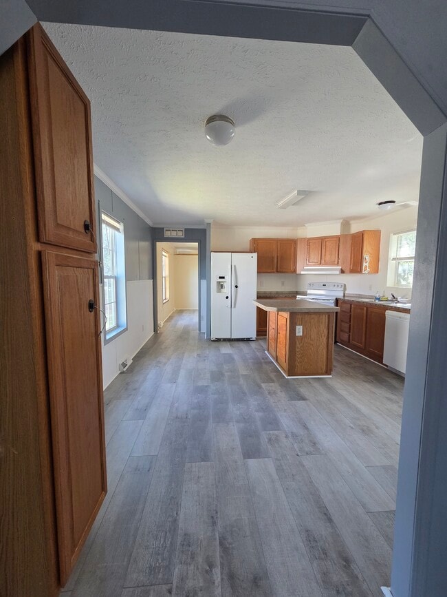 Building Photo - 1511 Mydland Rd
