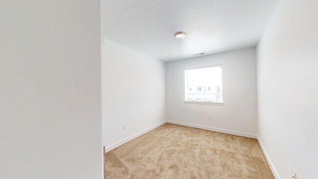 Building Photo - BEAUTIFUL 4-BEDROOM TOWNHOME FOR RENT