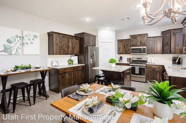 Building Photo - 5 br, 3.5 bath House - 425 N Puerta Drive
