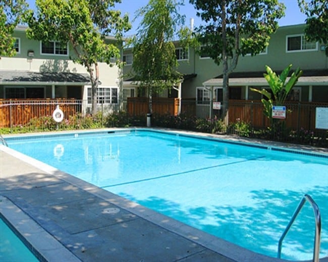 Willows Townhomes Apartments in San Leandro, CA