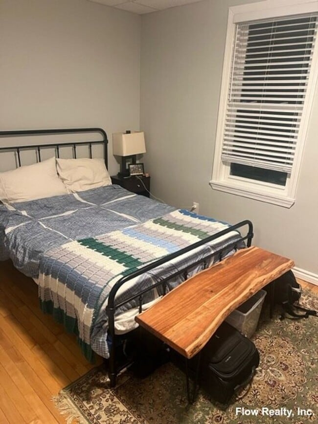 Building Photo - REALLY NICE 2 BED IN SOMERVILLE!!!