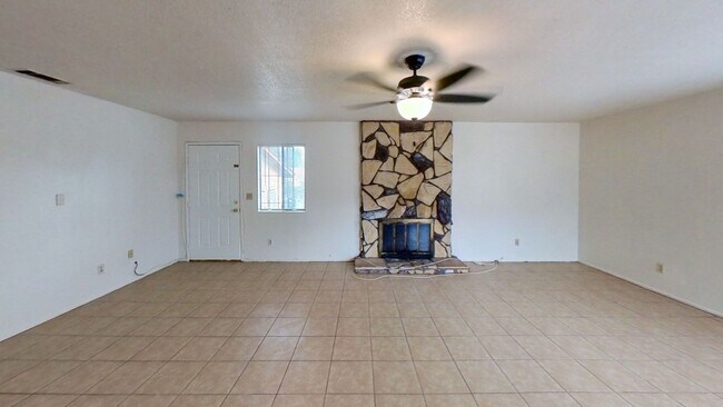 Foto del edificio - 4 Bedroom 2.5 Bathroom Home Located by La ...