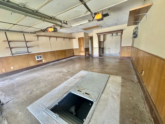 Building Photo - 7601 S Villa Ave