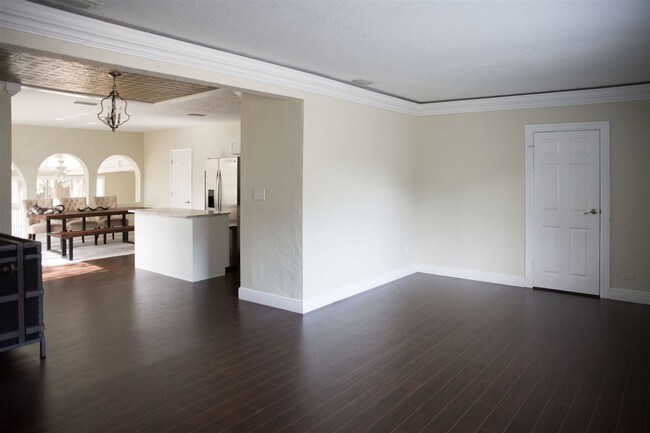 Building Photo - 3 br, 2 bath House - 218 S Forest Ave