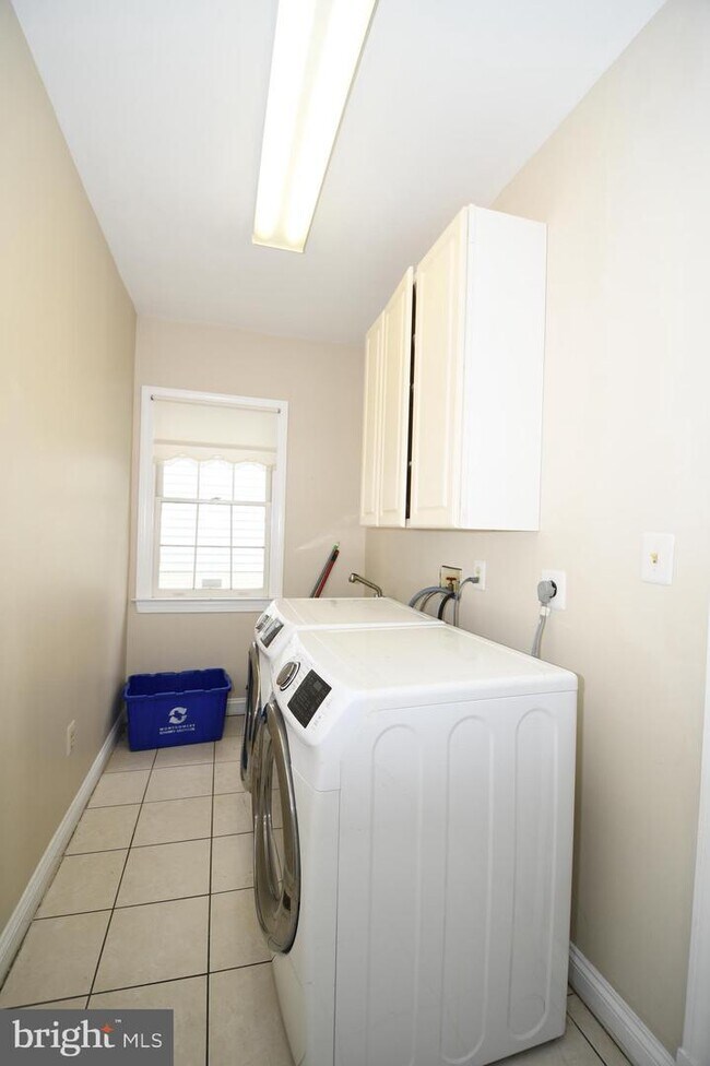 Building Photo - 11421 Potomac Oaks Dr