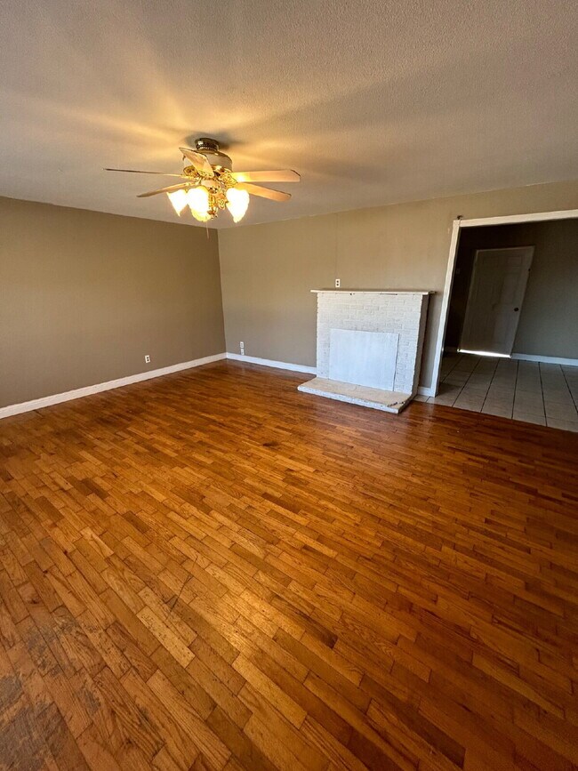 Foto del edificio - "Charming 4-Bedroom Home in Jonesboro with Cozy Fireplace & Gleaming Hardwood Floors!"