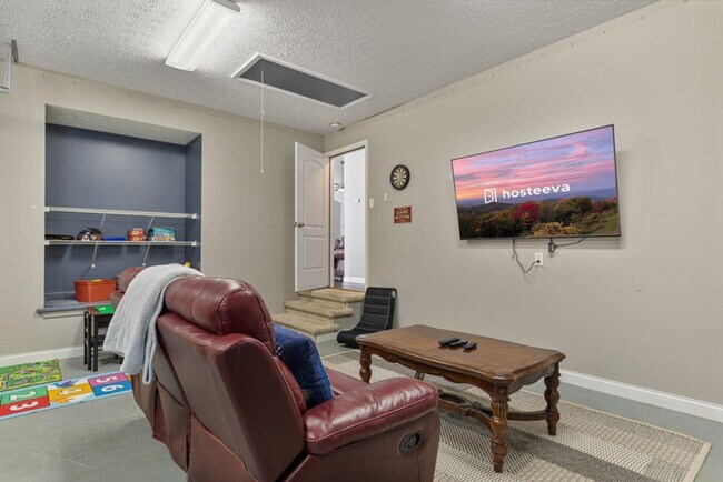 Building Photo - 317 Saddleback Way