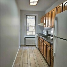 Building Photo - 868 E 7th St