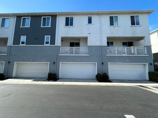 Building Photo - 1472 W Sunrise Ln