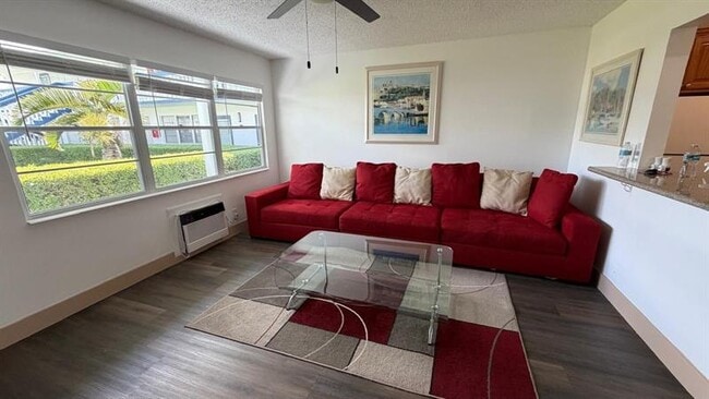 Foto del edificio - 102 Westbury E