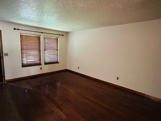 Building Photo - Beautiful townhouse, walk to the Ogden wat...