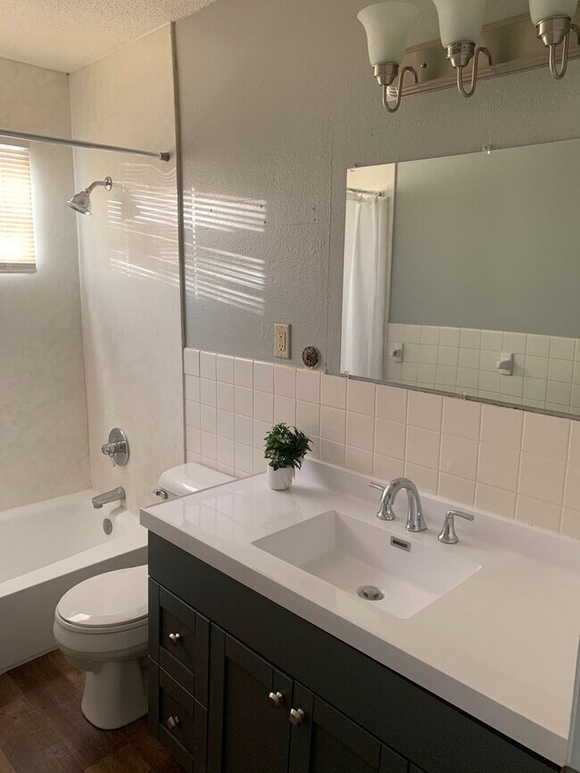 Building Photo - Stunning 3 Bedroom 2 Bathroom Townhome in ...