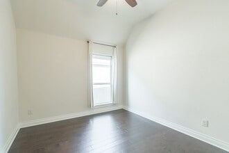 Building Photo - 13803 Royal Ridge Dr