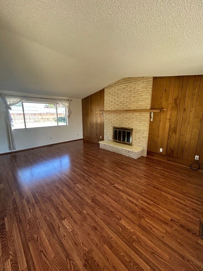 Foto del edificio - Spacious 3 bedroom, 2 bathroom with large ...