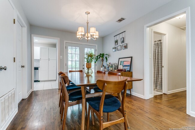 Foto del edificio - CHARMING 4-BEDROOM IN WILSHIRE VILLAGE