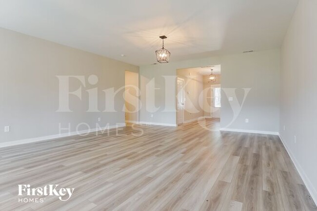 Building Photo - 320 S Pine Dr