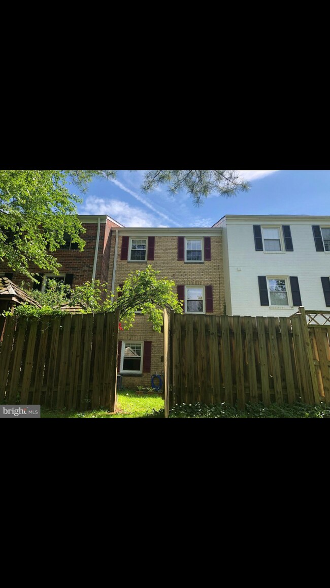 Building Photo - 31 Longmeadow Dr