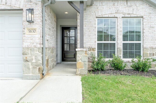 Foto del edificio - 5630 Silverleaf Oak Ln