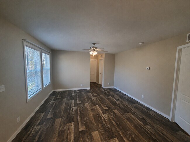 Foto del edificio - 15 Starling Hill Dr