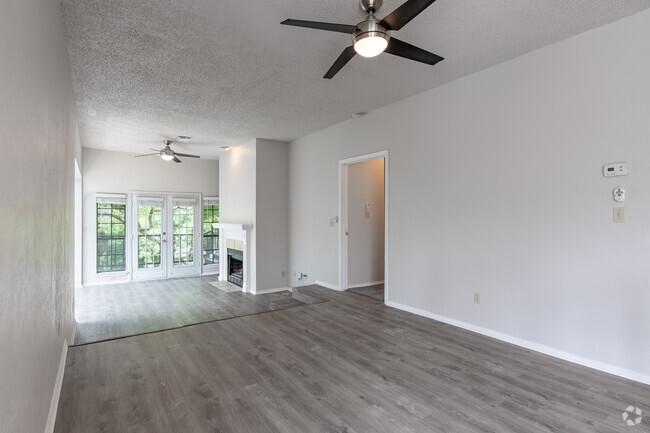 2BR, 2BA - 1,365SF - Oaks White Rock