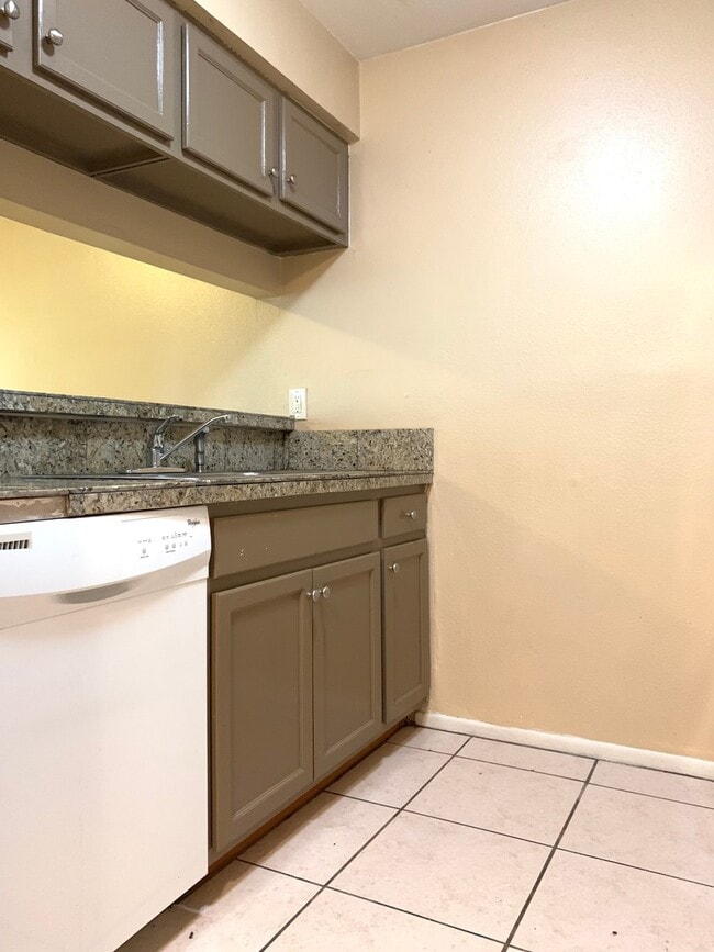 Foto del edificio - 3bed/2bath off 42nd st by USF! Only $1580/...