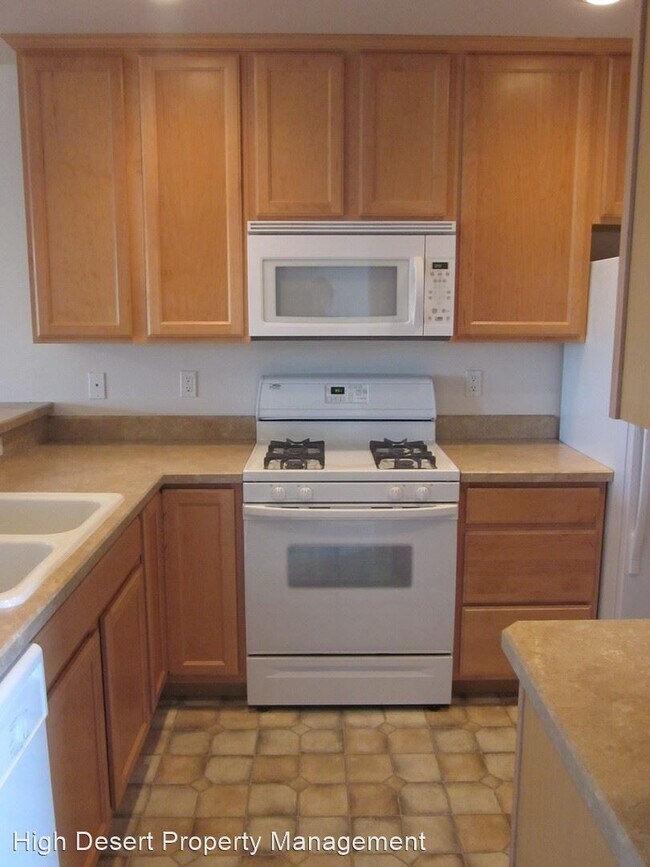 Building Photo - 592-1191 S Cliffside Ln
