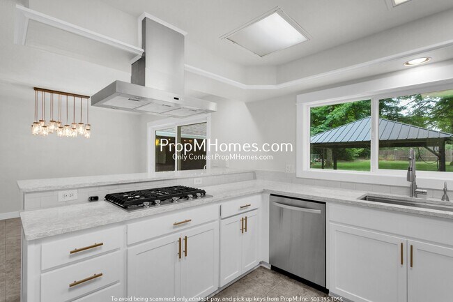 Foto del edificio - Updated 5 Bedroom Oasis in LO - Backyard o...
