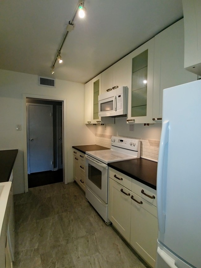 Building Photo - 835 Ridge Ave