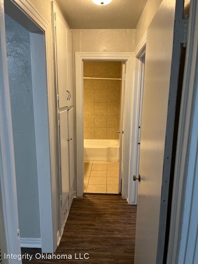 Building Photo - 3 br, 1 bath House - 908 Southwest 48th St...