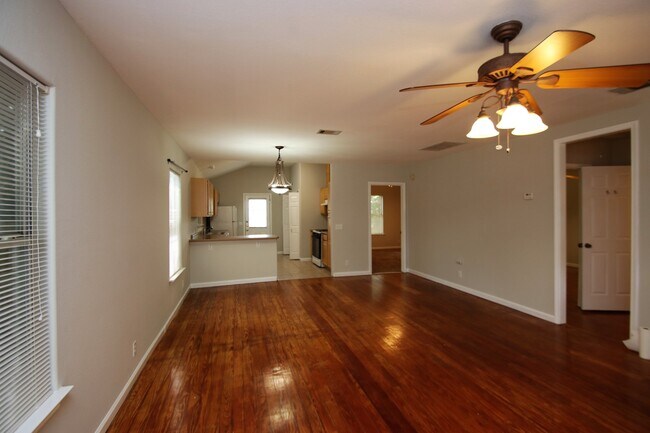 Foto del edificio - Great Three Bedroom House in Hyde Park Are...