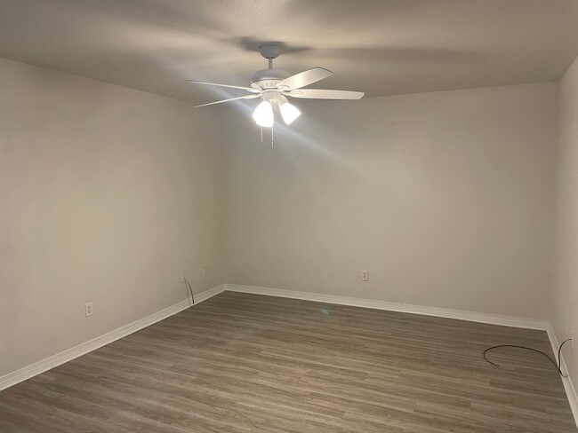 Building Photo - 3 BEDROOM 2 BATH READY FOR YOU!