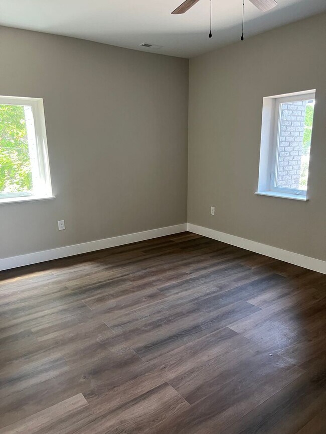 Foto del edificio - 1 Bedroom/1.5 Bath Newly Renovated Apartments For Lease