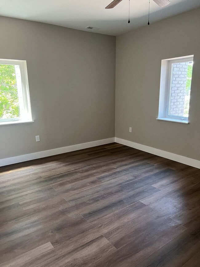 Building Photo - 1 Bedroom/1.5 Bath Newly Renovated Apartments For Lease
