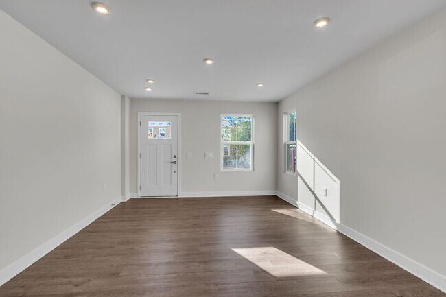 Foto del edificio - Charming 3-Bed Townhouse Oasis in Greenvil...