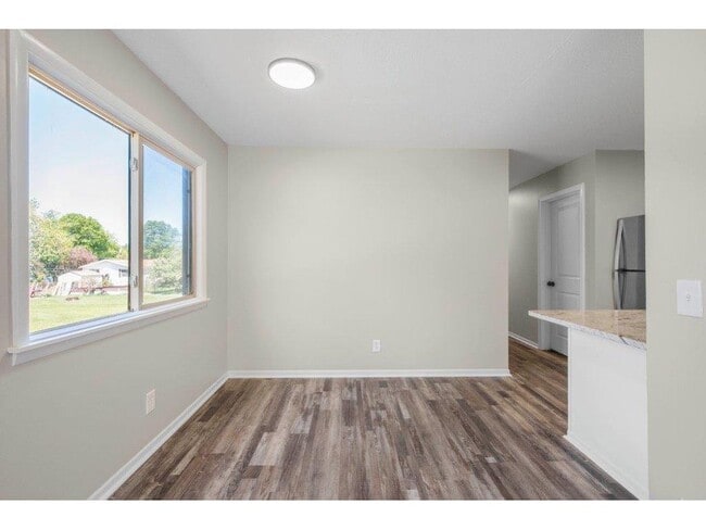 Building Photo - Beautiful remodeled 2 Bed Apartment in Mou...
