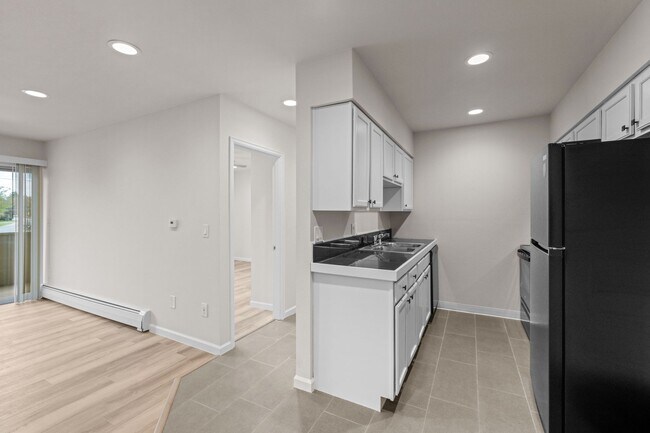 Building Photo - Newly Renovated Condo!
