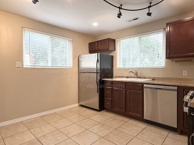 Foto del edificio - 1724 Armstrong Ave