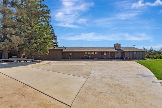 Foto del edificio - 9270 Linda Vista Ln