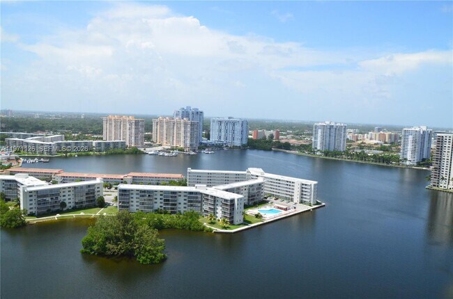Foto del edificio - 1000 W Island Blvd