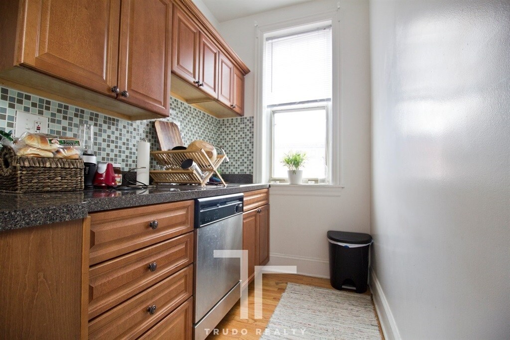 Primary Photo - 1109 W Grace St