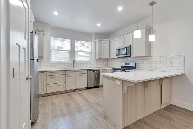 Building Photo - Really Nice Herriman Townhouse w attached ...