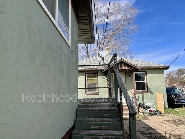 Building Photo - 756 1/2 Maple Street Unit A