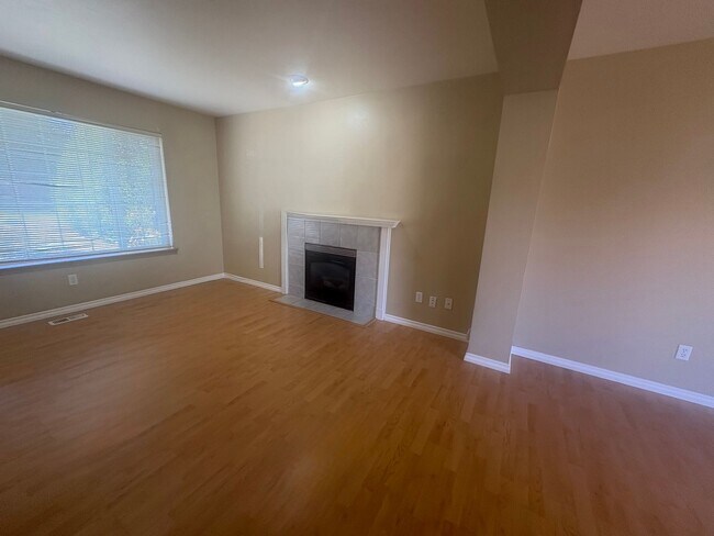 Building Photo - Charming 3 Bedroom, 2.5 Bath Home In Puyal...