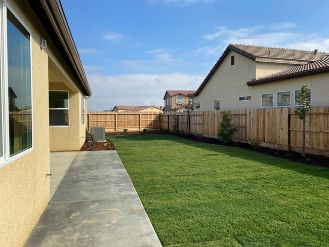 Building Photo - 4 Bedroom home located in Northside Visalia! Available Soon!